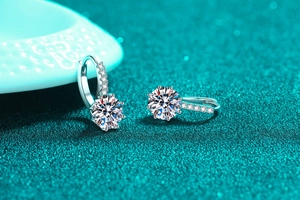 Détail de créoles en argent sterling 925 serties de moissanites de taille brillant
