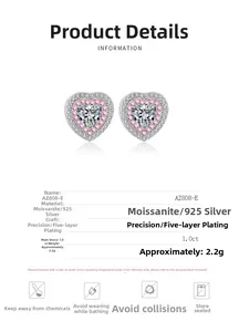 Dettaglio orecchini a cuore in moissanite e argento 925 con incastonatura a pavé lucido