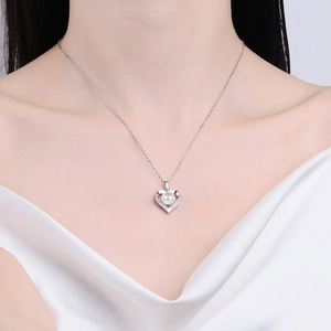 S925 sterling silver necklace featuring a heart pendant with freshwater pearl and moissanite