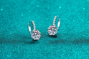 Détail macro de boucles d'oreilles en argent S925 avec moissanite sertie à six griffes