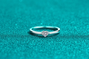 Makroaufnahme eines Moissanit-Diamanten im Herzschliff in einem polierten Silberring