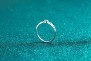 Makroaufnahme eines S925 Sterling Silber Rings mit einem funkelnden Herz Moissanit Stein