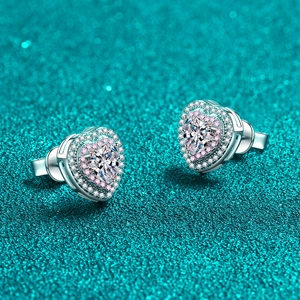 Orecchini a cuore in argento 925 con moissanite e pavé di pietre rosa brillanti