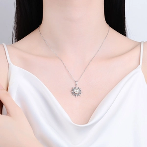 Halskette aus S925 Sterlingsilber mit Sonnenblumen-Anhänger, Perle und blauen Steinen