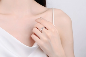 Detail eines S925 Sterlingsilberrings mit herzförmigem Moissanit an einem Finger