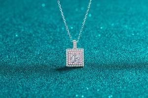 Vue macro d'un collier carré en argent S925 avec moissanite rose sur paillettes