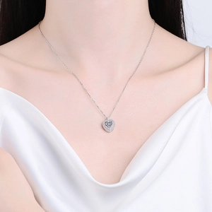 Elegante S925 Sterlingsilber Halskette mit herzförmigem Moissanit-Anhänger am Model