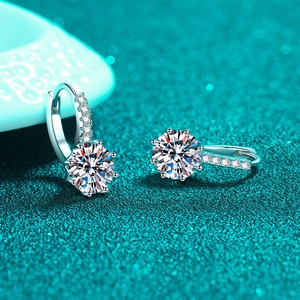 Boucles d'oreilles créoles moissanite en argent 925 avec serti classique à six griffes