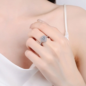Eleganter S925 Silberring mit 1 Karat Herz Moissanit und doppeltem Halo-Anhänger