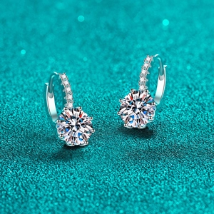 Boucles d'oreilles créoles élégantes en argent S925 avec moissanite sur fond bleu scintillant