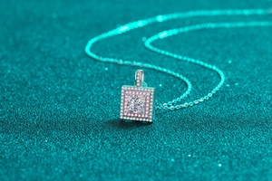 Détails macro d'un collier en argent S925 avec moissanite carrée et halo rose