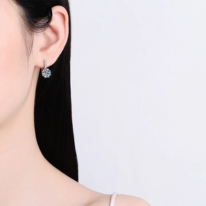 Élégantes boucles d'oreilles moissanite en argent S925 avec design de halo d'étoile