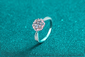 Vista macro dell'anello in argento S925 con moissanite e petali rosa decorativi