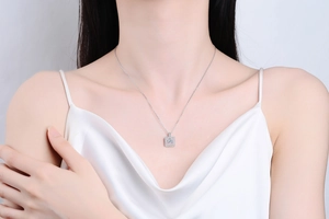 Détail du collier en argent S925 avec pierre bleue carrée et double halo sur le mannequin