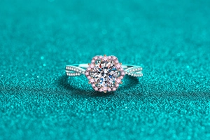Dettaglio dell'anello a fiore con moissanite centrale e cornice di pietre rosa