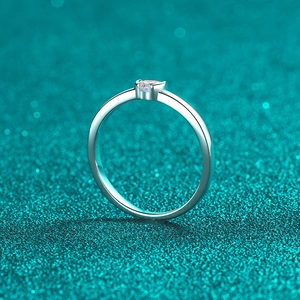 Ring aus S925 Sterlingsilber mit herzförmigem Moissanit-Edelstein in eleganter Zargenfassung