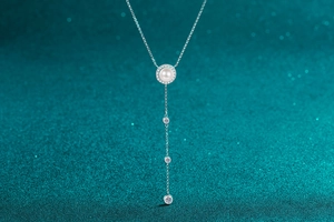 Vue détaillée du collier en argent 925 en forme de Y avec moissanite et perle d'eau douce
