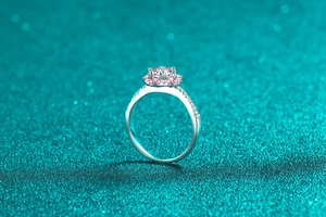 Dettaglio dell'anello fiore di prugna in argento S925 con moissanite e oro rosa