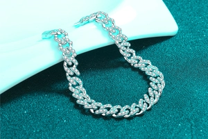 Λήψη macro από ασημένιο βραχιόλι S925 Cuban link με λαμπερές πέτρες μωασανίτη