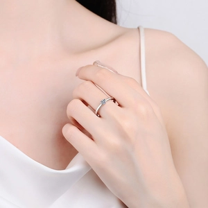 Eleganter S925 Sterling Silber Herzring mit hellblauem Moissanit-Edelstein für Damen