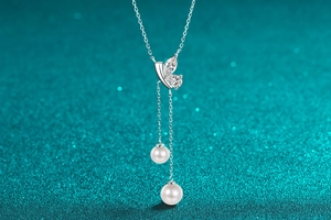 Vue macro du collier papillon en argent S925 avec pierres marquises et glands de perles