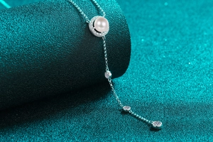 Gros plan du collier en argent 925 avec perle blanche et pierres de moissanite brillantes