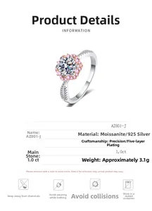 Dettaglio anello fiore in argento S925 con moissanite 1.0ct e pietre rosa