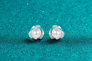 Détail de boucles d'oreilles en perles et argent S925 avec halo de zircons étincelants