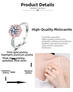 Dettaglio anello fiore di prugna in moissanite con placcatura multistrato e vista indossata