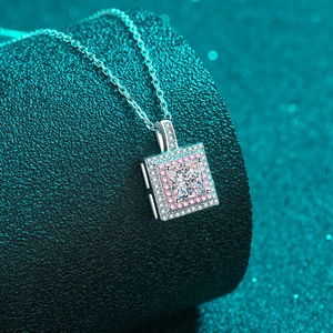 Collier avec pendentif moissanite carrée et pierres roses sur chaîne en argent S925