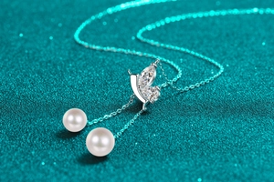 Détail du collier papillon en argent S925 avec moissanite et perles d'eau douce