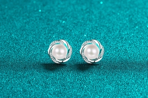 Vue macro des boucles d'oreilles en argent avec perles blanches et moissanite étincelante