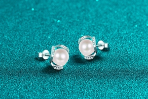 Gros plan de boucles d'oreilles en argent S925 avec perles d'eau douce et moissanite