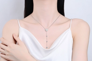 Détail du collier long en Y argent 925 avec perle d'eau douce et pendentif moissanite