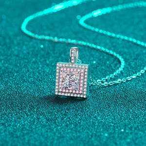Collier sucre en argent S925 avec pendentif moissanite rose et détails blancs