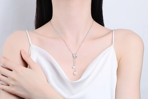 Détail du collier papillon en argent massif S925 serti de moissanite et de perles