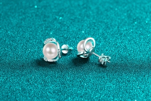 Détail macro de boucles d'oreilles perles en argent S925 avec zircons micro-incrustés