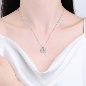 Élégant collier avec pendentif carré en argent S925 et moissanite sur un mannequin