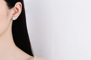 Gros plan sur d'élégantes boucles d'oreilles en argent S925 avec perle et détails zircon