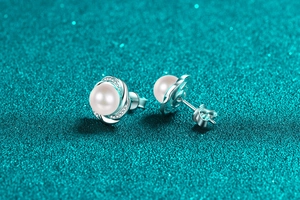 Vue macro de boucles d'oreilles en argent S925 avec perles et pétales en moissanite