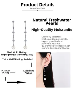 Dettaglio macro di orecchini a nappa in argento S925 con moissanite e perle d'acqua dolce
