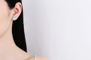 Gros plan de boucles d'oreilles en argent 925 avec perles fleur de prunier sur un mannequin