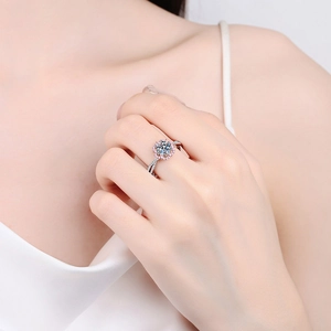 Elegante anello in argento S925 con moissanite e alone rosa sulla mano della modella