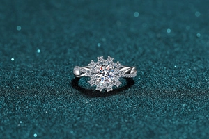 Détail de bague tournesol en argent S925 avec moissanite et anneau torsadé pavé