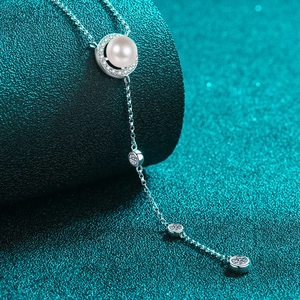 Collier élégant en argent sterling 925 avec perle blanche et pendentif à pompon moissanite