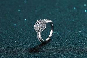 Vue macro d'une bague tournesol en argent S925 avec une pierre de moissanite
