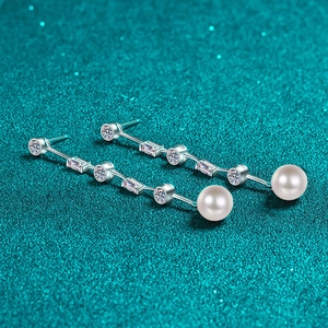 Eleganti orecchini nappa in argento 925 con moissanite e perle d'acqua dolce rotonde