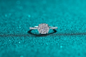 Vue macro détaillée d'une bague en argent 925 avec sertissage floral en grappe de moissanite