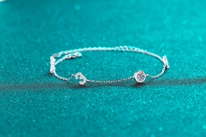 Macro detail of S925 sterling silver bracelet featuring moissanite accents and adjustable chain