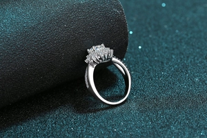 Vue macro de la bague tournesol en argent S925 avec sertissage de moissanite